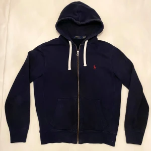 Mörkblå hoodie från Ralph Lauren - Säljer en marinblå hoodie från Ralph Lauren Polo. Storlek, M Färg, mörkblå Cond, 8/10