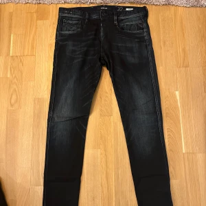 Replay Jeans storlek 32 - Snygga Replay jeans i mörk tvätt. Byxorna har en bra passform och är i gott skick. Storlek 32