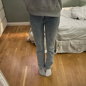 Ljusblå jeans - Snygga ljusblå straight/ flared fit jeans från Zara💞