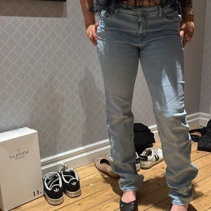 Ljusblå jeans - Snygga ljusblå jeans med en klassisk femficksdesign. De har en rak passform och är perfekta för en avslappnad stil. Jeansen har en knappgylf och är tillverkade i ett bekvämt denimtyg.