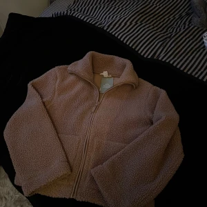 Beige teddyjacka från hm🧸🧸 - Mysig beige teddyjacka från hm, prislapp är kavr. Aldrig använt!❤️