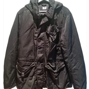 C.P. Company Goggle jacka, LIMITED! -   Hej!  Säljer en limiterad utgåva av C.P Companies ”Goggle Jacka” i antracitgrå färg framtaget specifikt av butiken ”The Terrace” i Stockholm (”Goggle jacket overcast night bespoke by the terrace co company”).  Jackan är använd fåtal gånger och är som ny! Den kostade 11 000kr ny och är inköpt 2019 av mig i Stockholm!   Storlek 50, men något oversized och sitter som en Medium-Large. Modellen är en lättare vinterjacka, fodrad!   Kan postas eller hämtas i Bollebygd/ Göteborg!   Hälsningar//  Ludvi