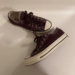 låga burgundy converse - använda en gång väldigt kort, ingen box