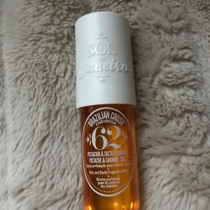 Sol de Janeiro Brazilian Crush Cheirosa '62 - Säljer en Sol de Janeiro Brazilian Crush Cheirosa '62 bodymist med doft av pistage och saltad karamell. Flaskan är genomskinlig med en vit kork och har en fräsch och söt doft som passar perfekt för både hår och kropp. Har använt lite men finns mycket kvar