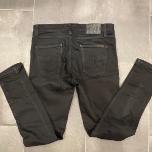 Svarta jeans från Nudie  - Säljer dessa feta jeans ifrån nudie, de är i storleken W:30 L: 32 och är Slim-fit. De är i modellen Lean Dean. De har inga större defekter alls. Hör av er vid funderingar💫 