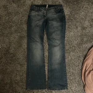 Low waist jeans - Skit snygga lågmidjade bootcut jeans som tyvärr blivit för små för mig. Bra skick💕