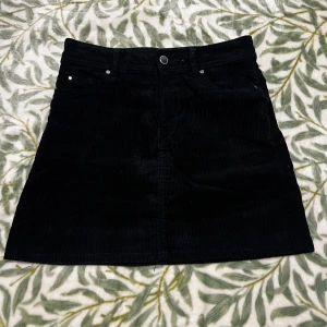 Svart kjol - Svart kjol från H&M Storlek 34 (xs)