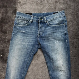Dondup George ljusblå - Säljer ett par Dondup George skinny fit jeans i storlek 30. Köpta i maj 2024 för 3 199 kr och endast använda 5 gånger. Jeansen är i nyskick och kvitto medföljer.