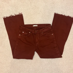 Mörkrösa bootcut jeans❤️ - I från zara, middle waisted❤️ oanvänd!