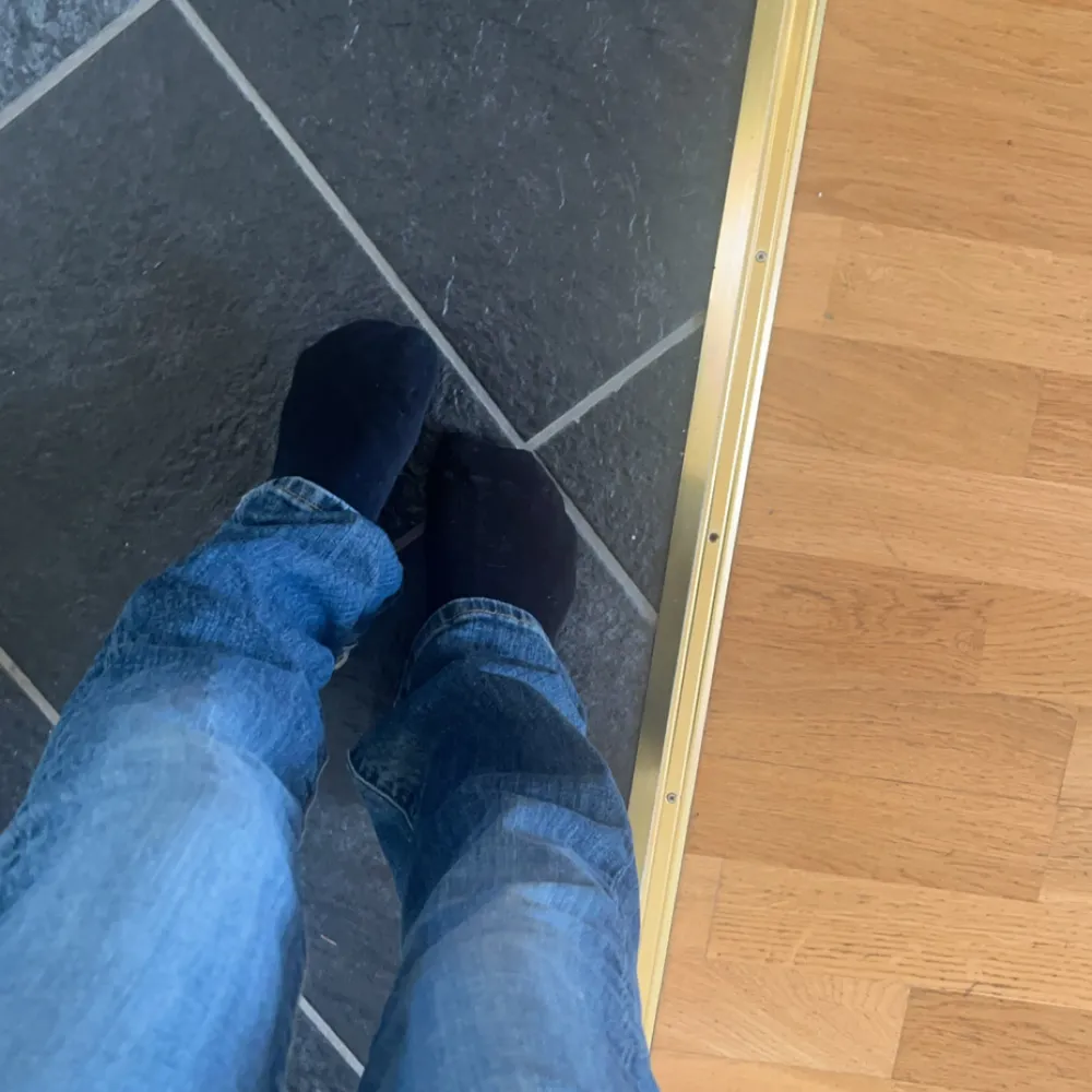 Jätte snygga jeans med en fin o stretchig passform, tyvär för små för mig skriv om ni har mer frågor.  Kan tänka mig och diskutera pris vid snabb affär ❤️. Jeans & Byxor.