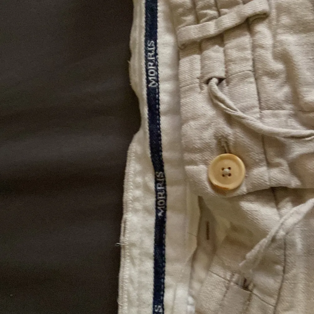 Ett par Morris Stockholm linnebyxor i storlek 32. Den är beige och inget tecken på användning. Helt rena och fläckfria. Priset går att diskuteras. Jeans & Byxor.