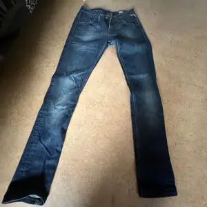 Oanvända replay blue jeans. Storlek W27. Köpte för 800kr, säljer för 700kr.