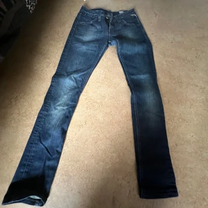 Säljer replay blue jeans W27 - Oanvända replay blue jeans. Storlek W27. Köpte för 800kr, säljer för 700kr.