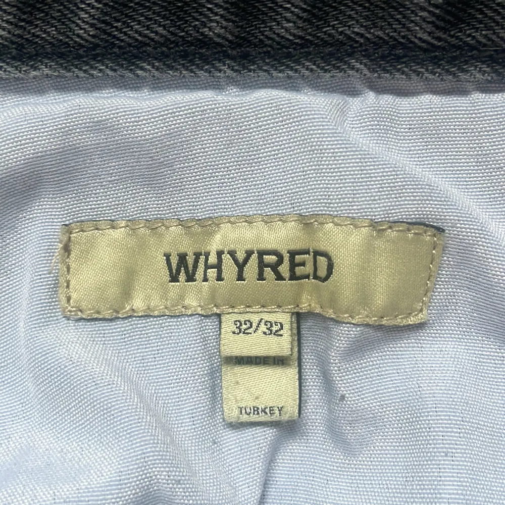 Säljer ett par snygga grå jeans från Whyred. De har en slim passform och är perfekta för både vardag och fest. Jeansen har en klassisk femficksdesign och en knappgylf. De är i bra skick och redo för en ny ägare!. Jeans & Byxor.