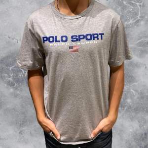 •Ralph Lauren ”polo sport” T-shirt grå. Conditon: 9/10☑️ storlek: XL (18/20) = storlek M. Authentic: ✅. Hör av dig vid frågor eller funderingar. Mvh Hessler’s;) 