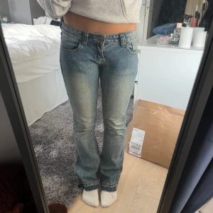 Lågmidjade jeans - Säljer nu ett par supersnygga lågmidajde jeans. Midjemått: 38 Innerbenslängd: 83. De är insydda i midjan men det är inget man lägger märke till. Även sprättade längst ner 🥰 De passar storlek 34/36