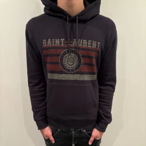 Saint Laurent hoodie - Tja, tänkte göra en intressekoll på min eftertraktade saint Laurent hoodie i strl M. Har allt og, kvitto samt tags, och den är köpt helt ny. Skriv om ni undrar något och lägg bud!