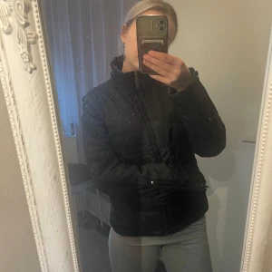 Höst/vår jacka - Jättefin jacka perfekt till höst/vår eller en varmare vinterdag💗  (Jackan är ljusblå inuti, se bild) 