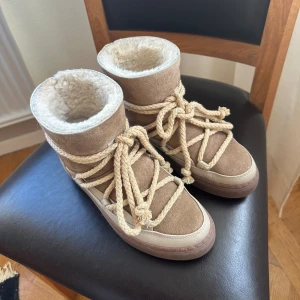 Inuikiis - Säljer ett psr så fina inuikiis som är använda max 3 gånger och som nya, inga skador överhuvudtaget finns. Super populär beige förg! Nypris är över 3000kr. Strl 37 men passar även mindre och större! 🩷 säljer på grund av ska köpa andra vinterskor