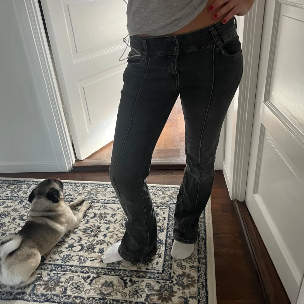 Lågmidjade jeans ifrån Bershka i strl 38! De är stretchiga så passar både S och L också. . Jeans & Byxor.