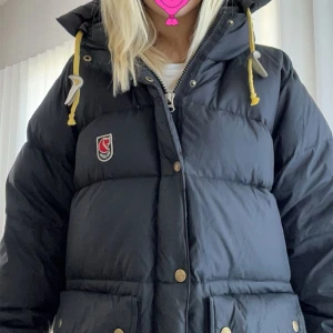 Fjällräven jacka  - Intressekoll på min älskade fjällräven jacka eller byte mot en i xs❤️❤️ Jättefint skick förutom en jättelite eepa på armen som absolut ej syns, kom privat för fler bilder! Har tagit bort sönerna där nere då de va jobbiga 