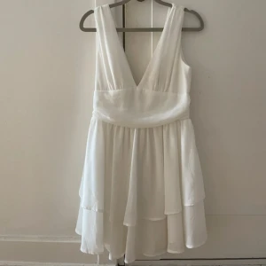 Vit klänning  - Såå fin vit klänning i chiffong-liknande material. Två lager på kjolen, klänningen är ej genomskinlig. Köpt second hand och lappen är avriven men den passar mig med storlek S. Lång dragkedja i ryggen. Ingen stretch. Nån liten prick på insidan 