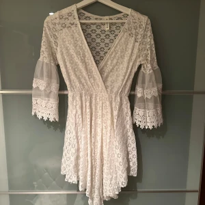 Strandklänning - Klänning i nyskick i storlek S. Har shorts under klänningen vilket är perfekt. Vanlig klänning som kan användas som strandklänning!🤍