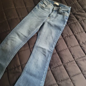 Jeans Gina Tricot - Snygga Gina Tricot Low bootcut jeans,låg midja,utsvängda ben,Stl: XS