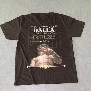 Dalla Dolce David Michelangelo Tee XL - Classic art meets contemporary style. Elevate your look with the Michelangelo David tee