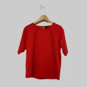 Röd oversize syntet t-shirt  - Tyg med struktur, Längd 61 cm  Armhåla- armhåla 52 cm