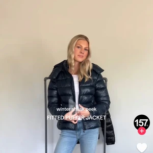 Lager 157 jacka  - Fitted puffer jacket!!!! Som såldes slut nästan direkt!!!!! Den är i storlek medium men den ända skillnaden jag kände mellan S och m var i armarna och den sitter fint annars. Den är helt ny och aldrig använd utanför huset då den precis är köpt ! 