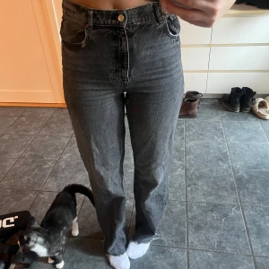 Zara jeans  - Jeans från zara! Väldigt fina men änvänds inte så mycket längre. 
