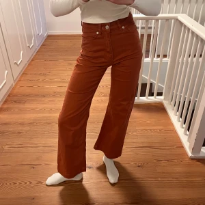 Rostfärgade Jeans, Carin Wester, strl 38 - Stilrena höstiga jeans från Carin Wester! 🍂Köpta nya och enbart använt ett fåtal gånger. Känns/ser nya ut! Jeansmaterial men mjukt och skönt🍁  Högmidjade med straight passform. Storlek 34.  Bara att höra av sig om du vill ha mer info eller bilder:)