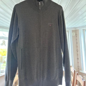 Gant Zip - Skitsnygg helzip från Gant. Nypris ligger på ca 1500, mitt pris är 500 Skick 9/10 Skriv vid frågor!