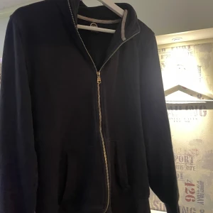Colmar tröja  - En zip up i riktigt bra skick förutom att märket har börjat lossna men för ett bra pris!