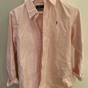 Ralph lauren skjorta - Vit och rosa  Bra skick 