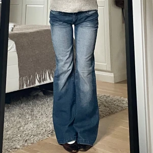 Lågmidjade bootcut jeans  - Supersnygga i storlek 34! Skulle säga att de passar XS. Midjemåttet är 37cm tvärs över och innerbenslängden 79cm. Superfint skick utan defekter! Här av er vid funderingar🫶