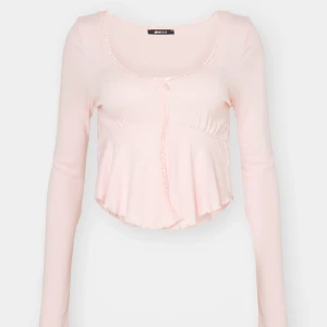 Rosa tröja  - Säljer min rosa tröja från Gina Tricot i storlek S, har endast använt enstaka gånger! ❤️