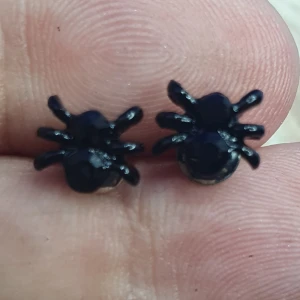 Örhängen - Små spindlar - Örhängen med stift/plopp. Små spindlar i svart mått ca: 0.7 × 0.7 cm Perfekt till halloween, funkar såklart hela året ✨️✨️✨️Titta igenom alla mina upplagda och köp fler saker i bundle för att spara på frakten och få allt du köpt i ett och samma paket✨️✨️✨️