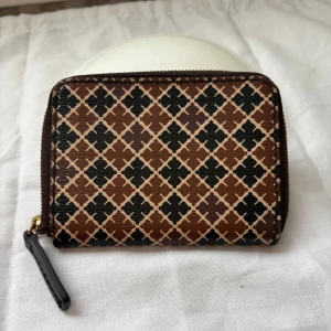 By Malene Birger plånbok - Jättebra skick, liten missfärgning på löparen, dragkedjan fungerar felfritt. Inga fläck och slitage. Slutsåld modell, nypris 1000 kr. Har mer bilder, priset kan diskuteras vid snabb affär