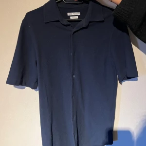 Piké  - Mörkblå piké ifrån zara, aldrig använd, mycket bra skick