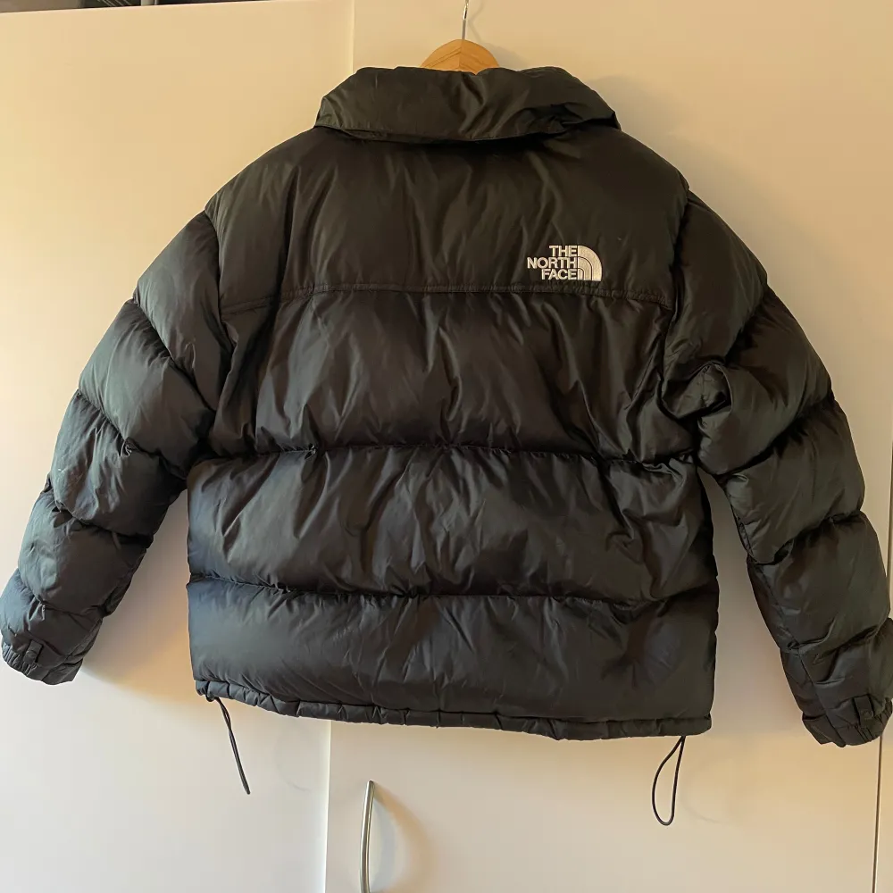 Säljer nu min North Face jacka som jag köpte för några år sen i strl M, den är i bra skick och passar även L eller S om ni gillar oversized. Använd gärna köp nu funktionen! . Jackor.