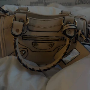 Mini city bag  - Intressekoll på min bruna city bag. Den är köpt utomlands (inte äkta) men märket står inuti väskan ändå. Använts 1/3 gånger. Man får med bandet också!🌸 pris går såklart att diskutera:) 