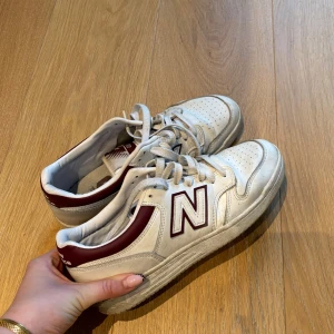 New Balance sneakers - Vita & vinröda sneakers från New Balance, gott skick!