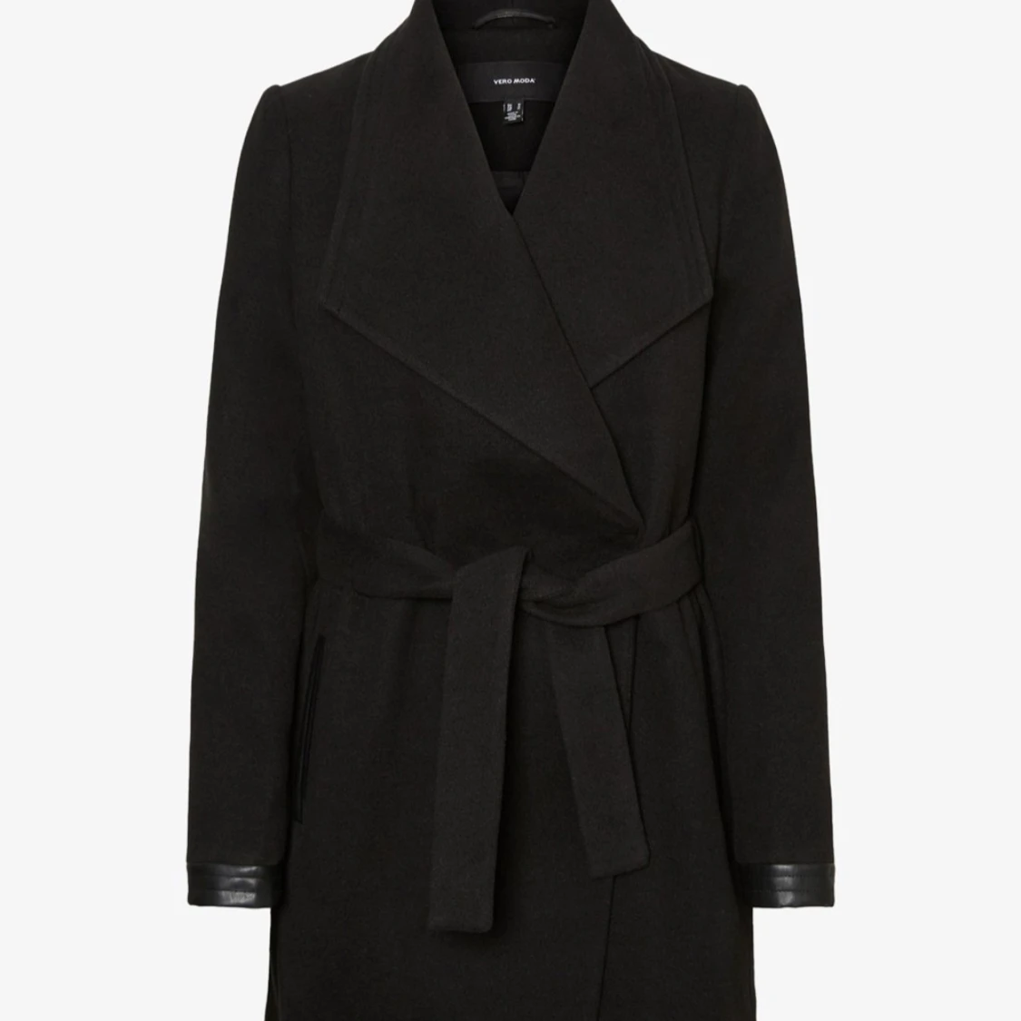 Svart kappa med läder detaljer  - 90