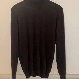 Oscar Jacobsson Turtleneck - Väldigt fint skick på tröjan! Stroleken är L men den passar någon med Medium