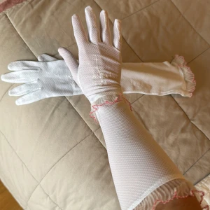 Princess’ gloves  - Used but in good condition  I bought it myself from china ☺️