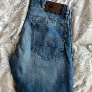 G star jeans - Storlek 32/34. Riktigt fina jeans från g star raw. Vill man ha fler jeans går de att lösa paketpris.