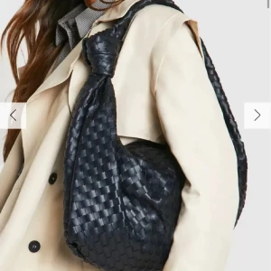 Svart vävd och knuten väska - Slutsåld! Köpt för 600kr men den har bara använts två gånger då jag behövt en stor väska med mig. Superfin och får alltså plats med väldigt mycket! Har inte fler bilder tyvärr men sista är min egna bild med den på.