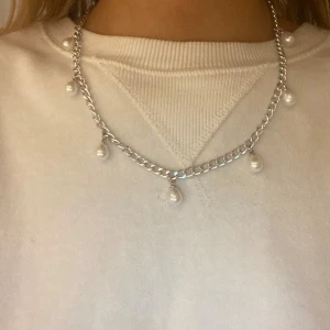 Silver halsband  - Har gjort det själv! Silver halsband med pärlor. Vet ej om de är rostfritt 